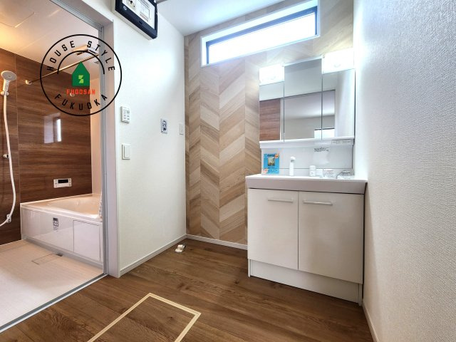 福岡市早良区干隈5丁目第1-3棟（2号棟）の脱衣所|ゆとりの洗面スペースで朝の身支度もスムーズに。暮らしを快適に変えるシャワー付洗面台です！