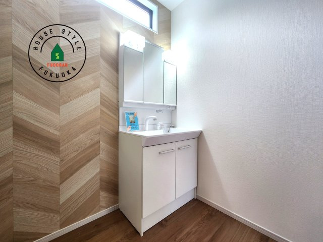 福岡市早良区干隈5丁目第1-3棟（2号棟）の独立洗面台|毎日使うものだから清潔な空間を保ちたい水回り。洗面にはそんな願いを解消させてくれる収納アイデアが満載です。三面鏡の裏側にはキャビネットが現れ小物から背の高い物まで収納できます。