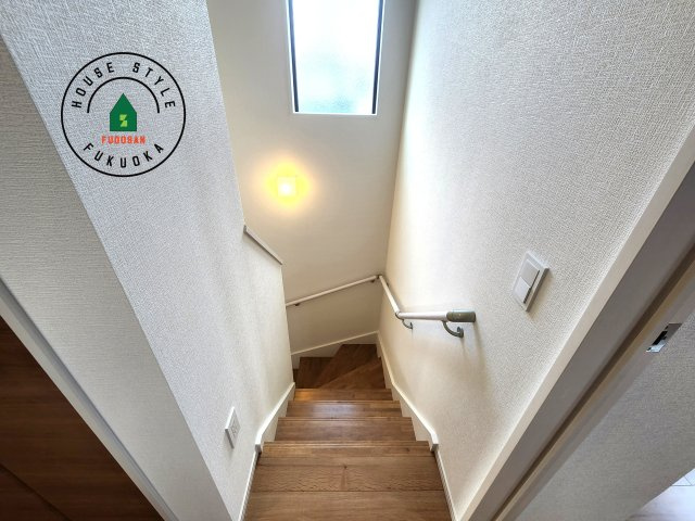 福岡市早良区干隈5丁目第1-3棟（2号棟）の内装|階段からも明るい光が入ります。採光や通風も階段の重要な役割です。