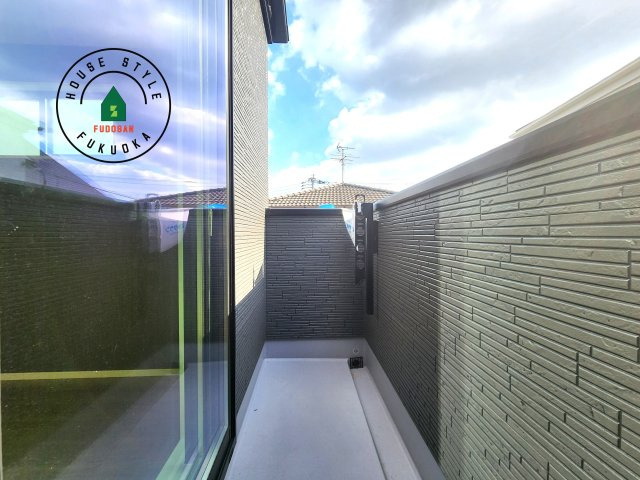 福岡市早良区干隈5丁目第1-3棟（2号棟）のバルコニー|風をしっかりと感じられるバルコニーでは、毎日が洗濯日和です。広々としているので洗濯も楽しくなるでしょうし、気分転換にバルコニーからの眺めを楽しむのもいいでしょう。