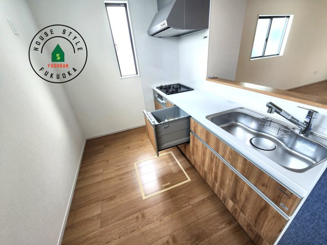 福岡市早良区干隈5丁目第1-3棟（2号棟）のキッチン|ダイニングテーブルへの配膳がラクラク、お料理はかどるカウンター付きシステムキッチン！