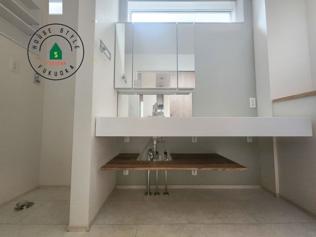 福岡市西区今宿上ノ原第1-7棟（6号棟）の内観：施工例|ゆとりの洗面スペースで朝の身支度もスムーズに。暮らしを快適に変えるシャワー付洗面台です！