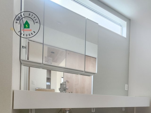 福岡市西区今宿上ノ原第1-7棟（6号棟）の内観：施工例|毎日使うものだから清潔な空間を保ちたい水回り。洗面にはそんな願いを解消させてくれる収納アイデアが満載です。三面鏡の裏側にはキャビネットが現れ小物から背の高い物まで収納できます。