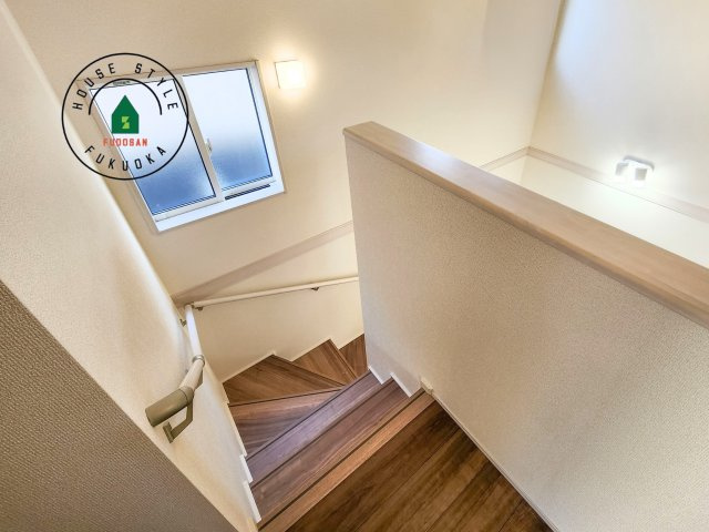 福岡市西区今宿上ノ原第1-7棟（6号棟）の内観：施工例|＜手すり付階段＞手すりがないと階段の昇り降りで危険なことはもちろん、壁に手をつきながら歩くことで壁紙が汚れやすくなります。すべての方に快適に昇り降りしていただくため、手すりを設置しました。