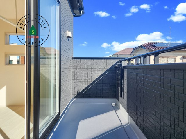 福岡市西区今宿上ノ原第1-7棟（6号棟）の外観：施工例|風をしっかりと感じられるバルコニーでは、毎日が洗濯日和です。広々としているので洗濯も楽しくなるでしょうし、気分転換にバルコニーからの眺めを楽しむのもいいでしょう。