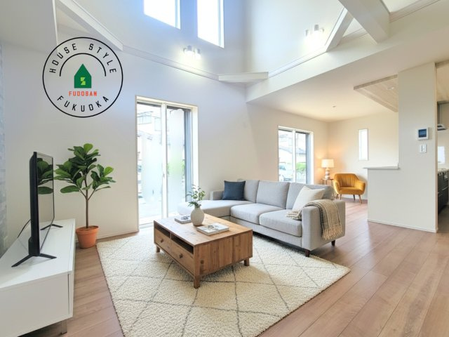 福岡市西区今宿上ノ原第1-7棟（6号棟）の内観：施工例|明るく開放的なリビングダイニングは豊かな陽光が注ぎ込み、やすらぎの空間を演出してくれます。ご家族で楽しいひとときをお過ごし下さい。※家具はCGを合成したものです。