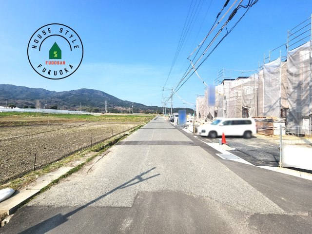 福岡市西区今宿上ノ原第1-7棟（6号棟）の前面道路含む現地写真|前面道路は閑静な住宅地をはしる車通りの少ない道路。お車の出し入れが苦手なママや小さなお子様にも安心ですね。しっかり舗装もされているので、ベビーカーや自転車で通っても快適に通行できます。前面道路です。