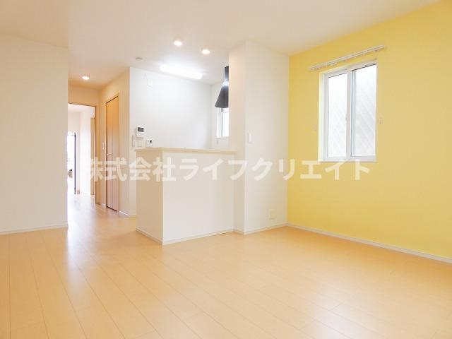 プリートアロッジオ ウーノの居間・リビング|※腰窓は角部屋のみ