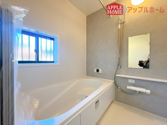 [新築住宅] さいたま市北区吉野町2丁目 全5棟の浴室|窓付きのバスルームは、採光もあり明るく気持ちの良い空間です。窓があることで、換気環境も良好。掃除もスムーズに出来ます