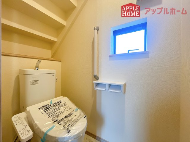 [新築住宅] さいたま市北区吉野町2丁目 全5棟のトイレ|白を基調とした清潔感のある明るい空間。温水洗浄便座付きで、毎日快適・清潔に使用できます。操作しやすい壁面リモコンを採用しています。