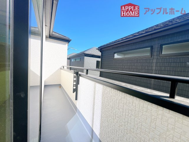 [新築住宅] さいたま市北区吉野町2丁目 全5棟のバルコニー|家族分の洗濯物もしっかり干せます。日当たりも良く、毎日のお洗濯が楽しくなりそう♪お布団は手軽に干せていつもポカポカに☆