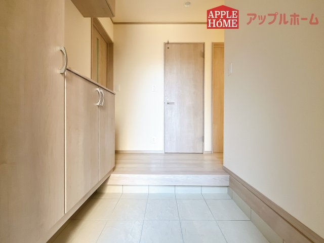 [新築住宅] さいたま市北区吉野町2丁目 全5棟の玄関|住まう人も来客も入った時にワクワクさせてくれるオシャレな玄関♪収納もたっぷりあるので、靴がたくさんあっても安心！