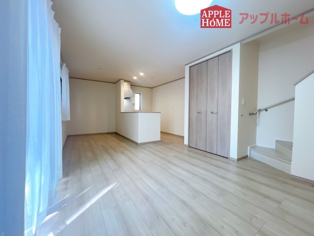 [新築住宅] さいたま市北区吉野町2丁目 全5棟の居間・リビング|窓から差し込む光で家族を温かく包み込みます。明るいリビングで子育てする喜びを☆いつでも見学可能です！