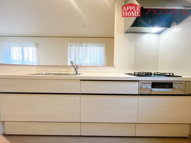 [新築住宅] さいたま市北区吉野町2丁目 全5棟のキッチン|見栄えもよくお手入れもスムーズに出来ます。豊富な収納力もございますので、キッチンスペースをスッキリとお使い頂けそうです。