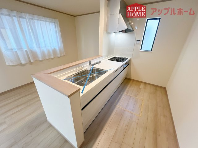 [新築住宅] さいたま市北区吉野町2丁目 全5棟のキッチン|対面式キッチンは、家族のコミュニケーションを育み、子育て家族にも好適なプラン！リビングで寛ぐご家族をいつも感じられます♪会話を楽しみながら家事ができ、小さいお子様がいても安心です！