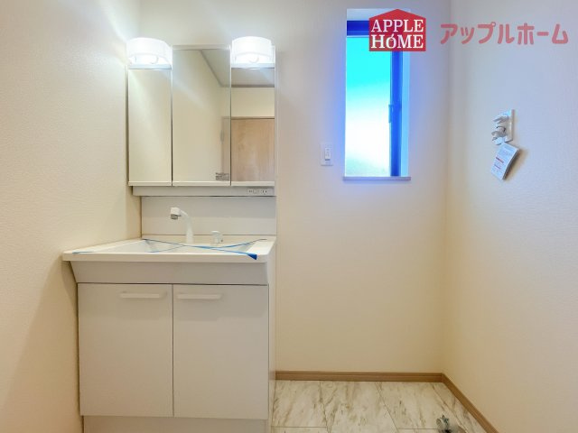 [新築住宅] さいたま市北区吉野町2丁目 全5棟の独立洗面台|ゆとりの洗面スペースで朝の身支度も快適スムーズに。３面鏡で髪のセットやお化粧もストレスなくこなせ、朝から気分良く通勤通学に向かえそうですね！鏡の裏にはたっぷりと収納スペースを標準装備
