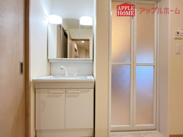 [新築住宅] さいたま市北区吉野町2丁目 全4棟の独立洗面台|ゆとりの洗面スペースで朝の身支度も快適スムーズに。３面鏡で髪のセットやお化粧もストレスなくこなせ、朝から気分良く通勤通学に向かえそうですね！鏡の裏にはたっぷりと収納スペースを標準装備