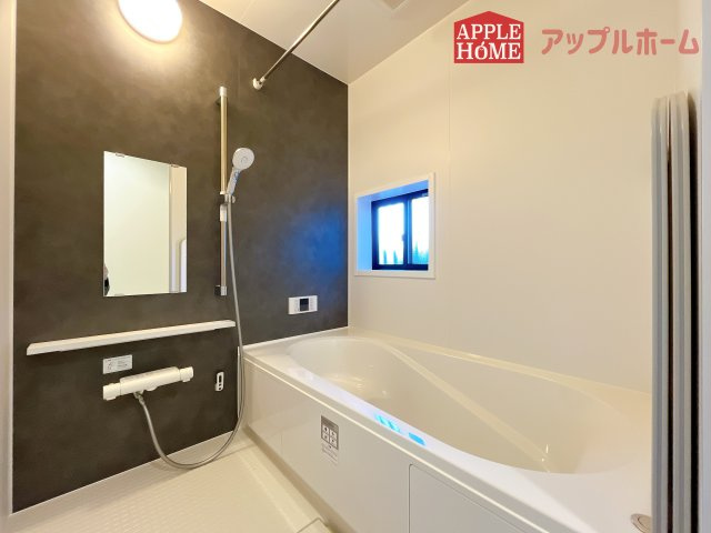 [新築住宅] さいたま市北区吉野町2丁目 全4棟の浴室|窓付きのバスルームは、採光もあり明るく気持ちの良い空間です。窓があることで、換気環境も良好。掃除もスムーズに出来ます