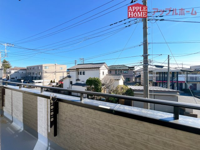 [新築住宅] さいたま市北区吉野町2丁目 全4棟のバルコニー|家族分の洗濯物もしっかり干せます。日当たりも良く、毎日のお洗濯が楽しくなりそう♪お布団は手軽に干せていつもポカポカに☆