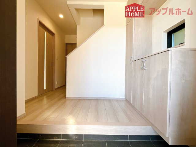 [新築住宅] さいたま市北区吉野町2丁目 全4棟の玄関|住まう人も来客も入った時にワクワクさせてくれるオシャレな玄関♪収納もたっぷりあるので、靴がたくさんあっても安心！