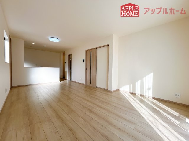 [新築住宅] さいたま市北区吉野町2丁目 全4棟の居間・リビング|窓から差し込む光で家族を温かく包み込みます。明るいリビングで子育てする喜びを☆いつでも見学可能です！