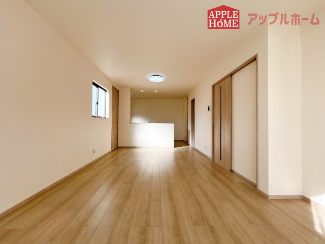 [新築住宅] さいたま市北区吉野町2丁目 全4棟の居間・リビング|広々リビング×対面キッチンで家族の会話も弾みます♪家族団らんの秘訣は間取りにあり☆夢のマイホームを一緒に叶えましょう！