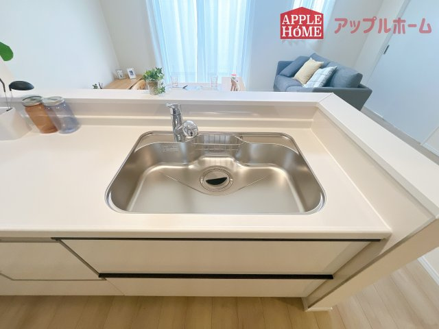 [新築住宅] さいたま市北区吉野町2丁目 全2棟のキッチン|見栄えもよくお手入れもスムーズに出来ます。豊富な収納力もございますので、キッチンスペースをスッキリとお使い頂けそうです。