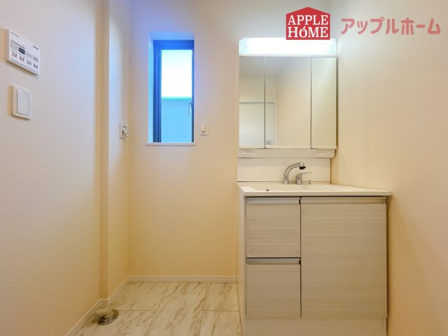 [新築住宅] さいたま市北区吉野町2丁目 全2棟の独立洗面台|ゆとりの洗面スペースで朝の身支度も快適スムーズに。３面鏡で髪のセットやお化粧もストレスなくこなせ、朝から気分良く通勤通学に向かえそうですね！鏡の裏にはたっぷりと収納スペースを標準装備
