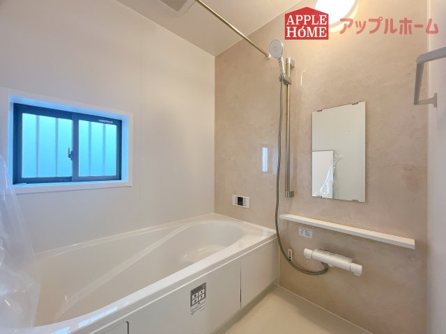 [新築住宅] さいたま市北区吉野町2丁目 全2棟の浴室|窓付きのバスルームは、採光もあり明るく気持ちの良い空間です。窓があることで、換気環境も良好。掃除もスムーズに出来ます