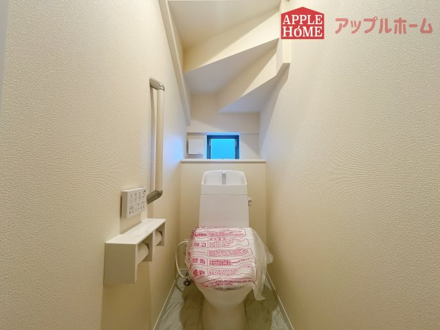 [新築住宅] さいたま市北区吉野町2丁目 全2棟のトイレ|白を基調とした清潔感のある明るい空間。温水洗浄便座付きで、毎日快適・清潔に使用できます。操作しやすい壁面リモコンを採用しています。