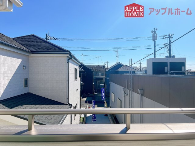[新築住宅] さいたま市北区吉野町2丁目 全2棟のバルコニー|家族分の洗濯物もしっかり干せます。日当たりも良く、毎日のお洗濯が楽しくなりそう♪お布団は手軽に干せていつもポカポカに☆
