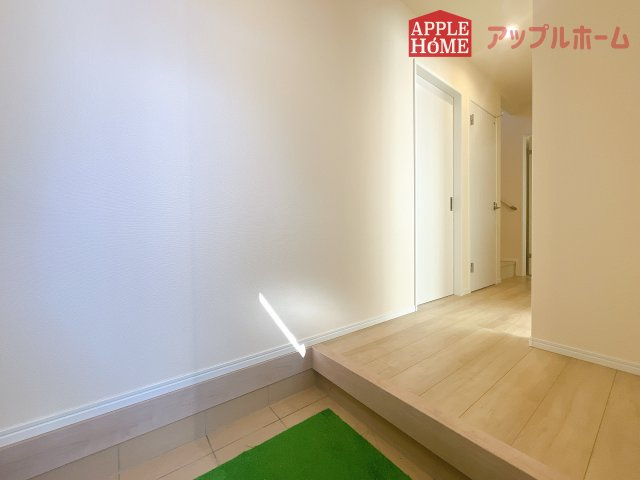 [新築住宅] さいたま市北区吉野町2丁目 全2棟の玄関|住まう人も来客も入った時にワクワクさせてくれるオシャレな玄関♪収納もたっぷりあるので、靴がたくさんあっても安心！