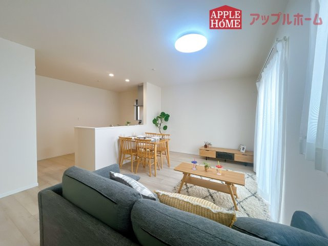 [新築住宅] さいたま市北区吉野町2丁目 全2棟の居間・リビング|窓から差し込む光で家族を温かく包み込みます。明るいリビングで子育てする喜びを☆いつでも見学可能です！