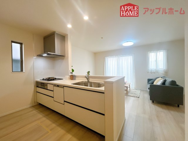 [新築住宅] さいたま市北区吉野町2丁目 全2棟のキッチン|広々リビング×対面キッチンで家族の会話も弾みます♪家族団らんの秘訣は間取りにあり☆夢のマイホームを一緒に叶えましょう！