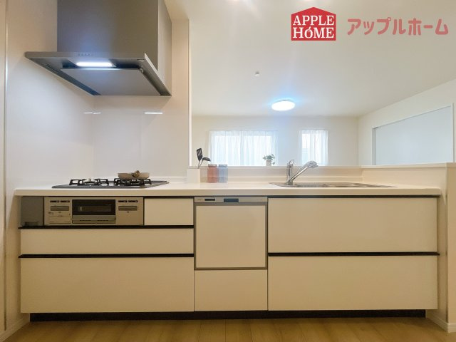 [新築住宅] さいたま市北区吉野町2丁目 全2棟のキッチン|キッチンから部屋中が見守れるので、小さなお子様がいるご家庭でも安心です。シンプル×ナチュラルな温かい空間は、どんなスタイルの家具も合わせやすいお部屋です。