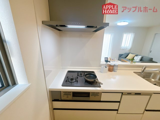 [新築住宅] さいたま市北区吉野町2丁目 全2棟のキッチン|対面式キッチンは、家族のコミュニケーションを育み、子育て家族にも好適なプラン！リビングで寛ぐご家族をいつも感じられます♪会話を楽しみながら家事ができ、小さいお子様がいても安心です！