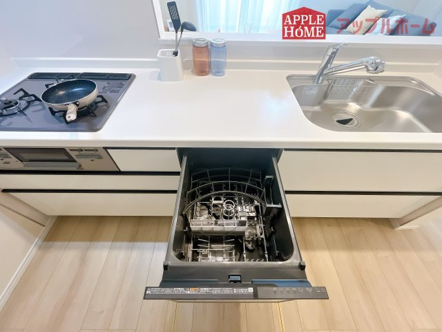 [新築住宅] さいたま市北区吉野町2丁目 全2棟のキッチン|リビング・ダイニングで過ごすご家族を見守りながら作業が可能な対面式のキッチン。家事負担を軽減してくれる、食器洗乾燥機付きです。