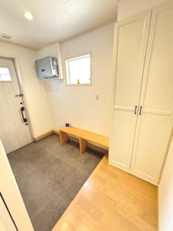 【玄関】 | 佐伯区海老園2（五日市駅）【築浅・中古住宅】 | シューズボックスが設置されており、家族の靴がスッキリ収納できます☆