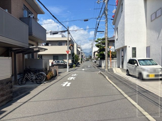 【前面道路含む現地写真】 | 佐伯区海老園2（五日市駅）【築浅・中古住宅】 | 前面道路6.1ｍ