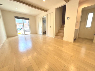 【居間・リビング】 | 佐伯区海老園2（五日市駅）【築浅・中古住宅】 | 大きな窓が設置された20.5帖リビング☆対面式のキッチンでリビングが見渡せるので、お子様やご家族の様子が見えて安心です♪