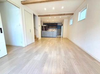 【居間・リビング】 | 佐伯区海老園2（五日市駅）【築浅・中古住宅】 | 20.5帖リビング☆対面式のキッチンでリビングが見渡せるので、お子様やご家族の様子が見えて安心です♪