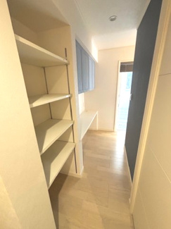 【キッチン】 | 佐伯区海老園2（五日市駅）【築浅・中古住宅】 | 3.5帖のキッチンパントリー☆買い置きもしっかり収納できて経済的☆