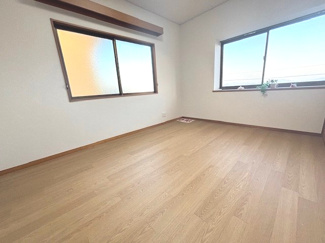 【洋室】 | 廿日市市宮園上3【リフォーム済・中古住宅】 | 2階　3部屋　収納付きでお部屋がスッキリ広く使えます。