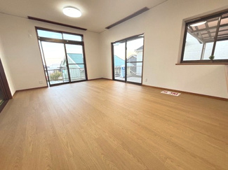 【居間・リビング】 | 廿日市市宮園上3【リフォーム済・中古住宅】 | 大きな窓のある16.5帖リビング☆対面式のキッチンでリビングが見渡せるので、お子様やご家族の様子が見えて安心です♪