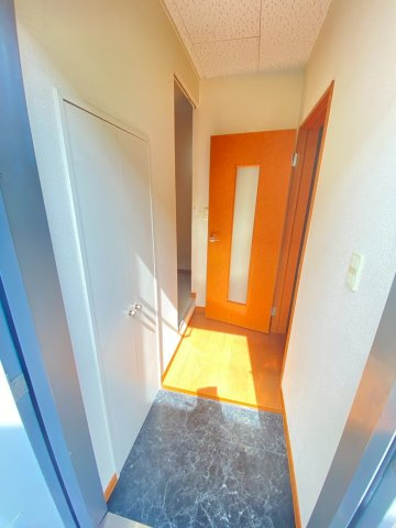 レオパレスパーシモン　辻子の玄関