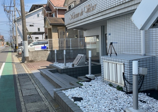 【中庭】 | メゾン・ド・ヴァルセ | 中庭（パティオ）とは、一つの建築物の内部に設けられた、壁などで囲われている庭のことを指します。コの字型、ロの字型が主流ですが、L字型の中庭もあります。最近では、インテリア性の高さからも人気があります。