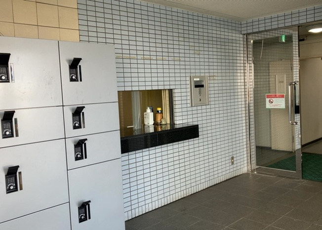 【受付】 | メゾン・ド・ヴァルセ | 受付はマンションコンシェルジュがいる場合もあれば、管理人が滞在する小部屋を総称して呼ぶことがあります。主にエントランスに設置されていることから、防犯面でも期待ができます。防犯設備がない場合はより安心！