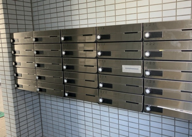 【設備】 | メゾン・ド・ヴァルセ | エントランス付近に設置されている集合ポストは、住んでいる部屋と離れているため、ポストをあさるなど誰かに何かされていても被害に気づきにくいです。入居する時には他人に特定されにくい番号で鍵をかけましょう！