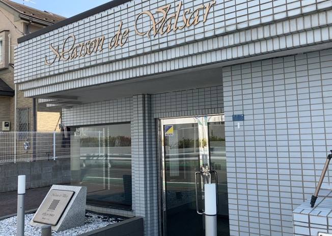 【玄関】 | メゾン・ド・ヴァルセ | 玄関は家の顔でもあり、家族以外の目にも止まる場所です。玄関は外との間を仕切る扉、靴などをしまっておく収納スペース、靴脱ぎのたたきスペース、来客とのやり取りをするドアホンなど複数のアイテムからなります。