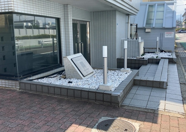 【内装】 | メゾン・ド・ヴァルセ | 共用部分は、一棟の建物に住む区分所有者全員が共同で所有するとし、共用部分の管理、補修などは、区分所有者で形成される管理組合が行います。個人の判断で勝手に変更することはできませんので覚えておきましょう。